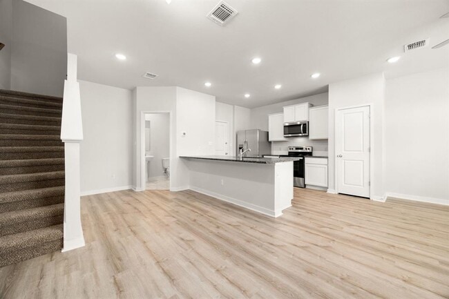 605 W South St