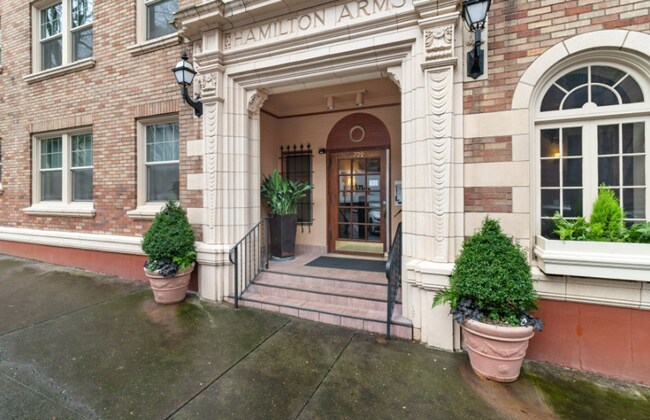 Photo - Charming Goose Hollow Condo – Hardwood Flo... Unidad 204