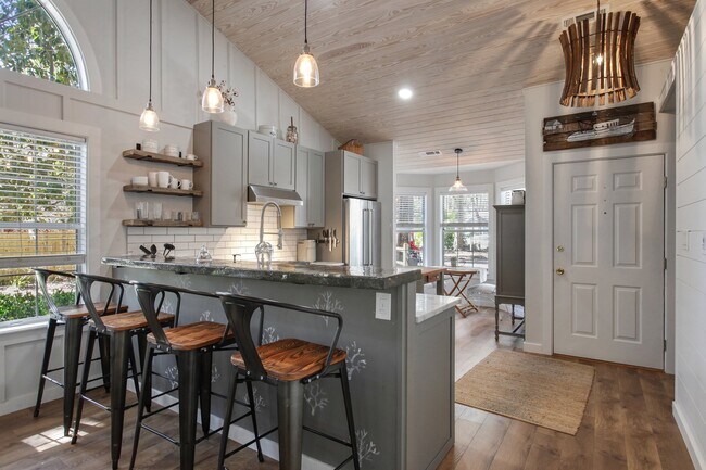 Photo - 70 River Oaks Cir