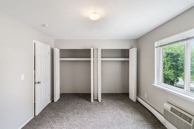 *Beautiful Apartment in Park Like Setting* Updated Shaker Cabinets and Appliances HEAT included
