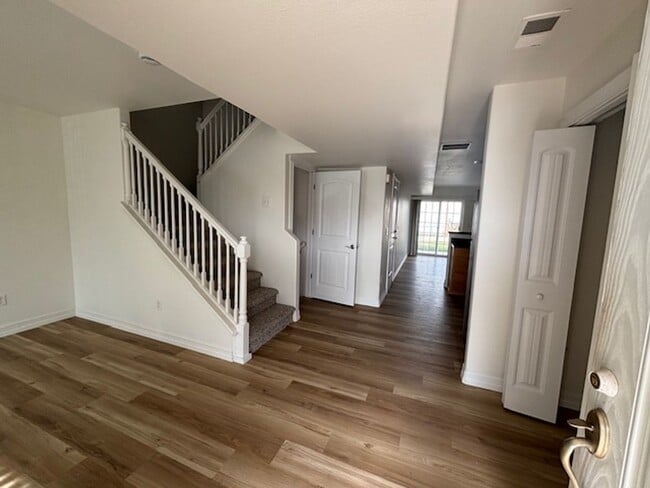 Photo - 4 Bedroom 3.5 Bath Townhouse Near Dell Ran...