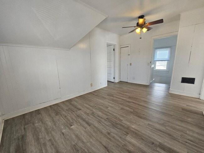 Building Photo - 415 12th St SE Unit Upper