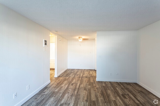 1 BR, 1 BA - 700 SF