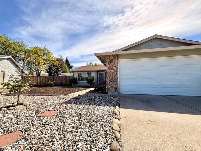 Building Photo - Beautiful 3 Bedroom, 2 full bathroom single story with HUGE backyard! For rent in Sacramento