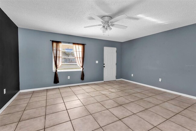 Photo - 284 Lomond Dr