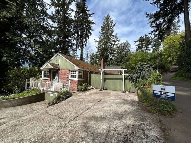 Building Photo - 2 Bed, 1.5 Bath Home with Basement and Sunroom