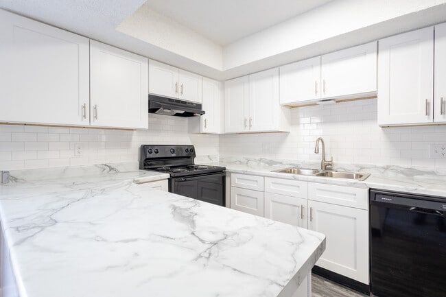 Building Photo - Country Lake Estates