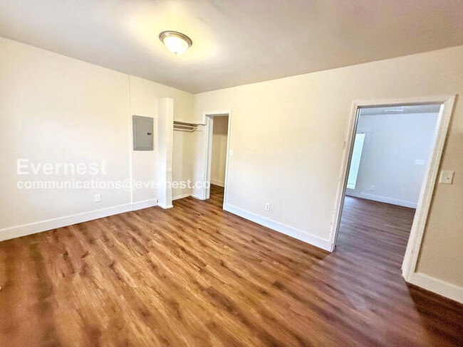 Photo - 207 9th Ave W