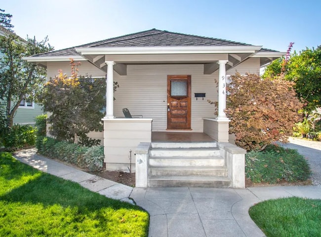 Building Photo - 3 Bed, 1 Bath Home by Downtown!