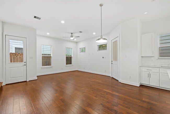 Photo - 847 Rachel St