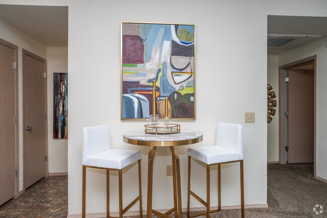 2BR, 2BA - 1093SF - Living Room/Dining Room