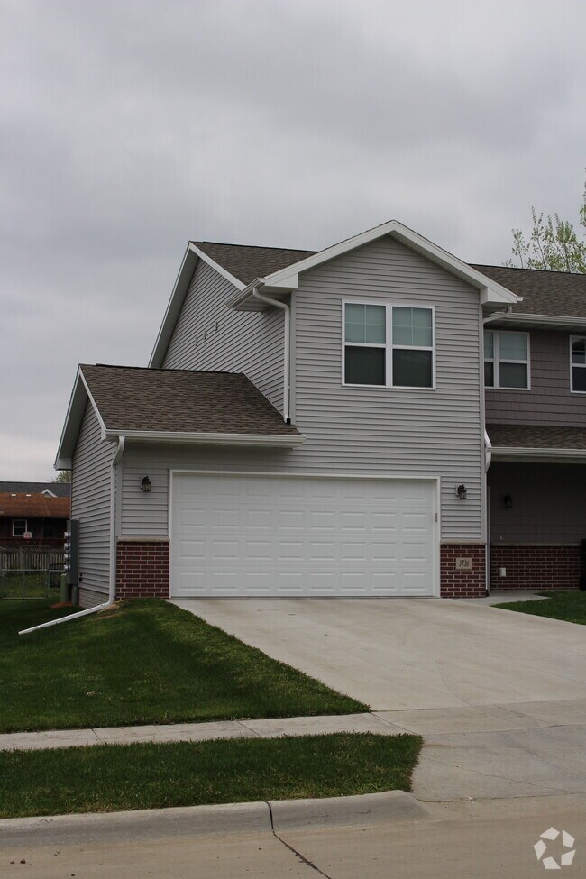 Kingbard Hill Nearby Townhomes for Rent Waterloo IA 4 Townhouses