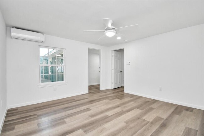 Photo - 1802 E Martha Ln Unit C