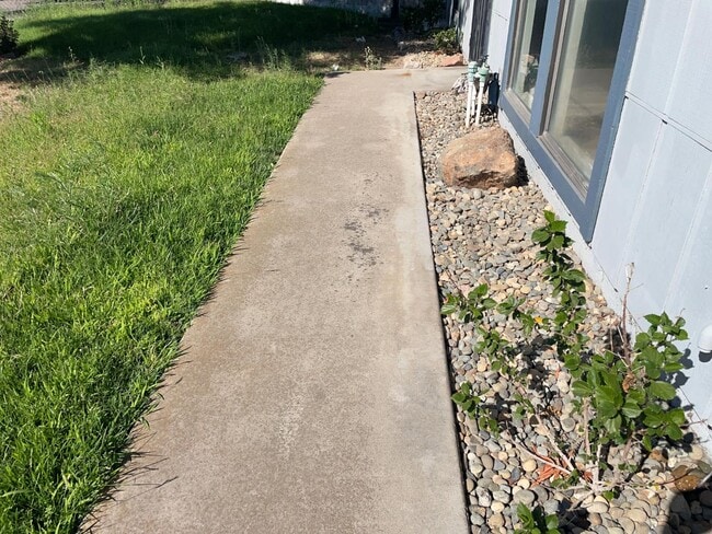Photo - 302 Lovell Way