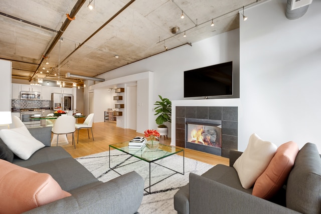 Photo - 933 W Van Buren St