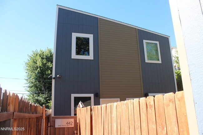 Building Photo - 442 E 7th St Rental