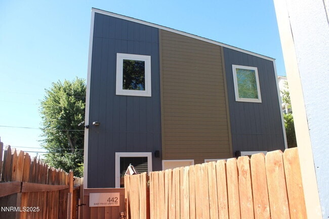 Building Photo - 442 E 7th St Rental
