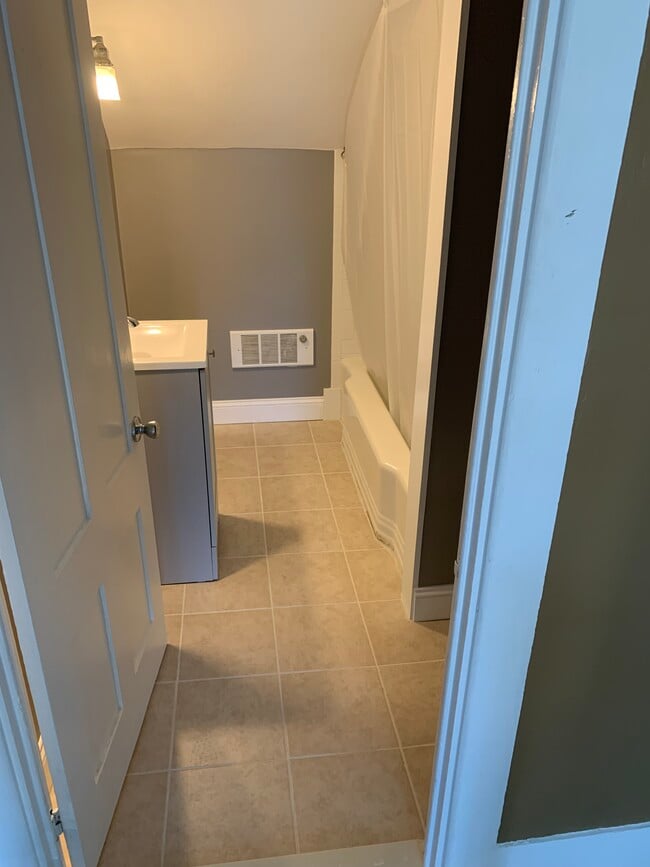 Bath - 2 Lawrence St Unit 2nd floor