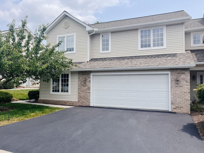 Building Photo - 3 Bedroom 2.5 Bath Townhouse with 2 Car Ga...