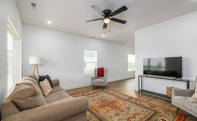 Photo - 1031 N Blake Ave