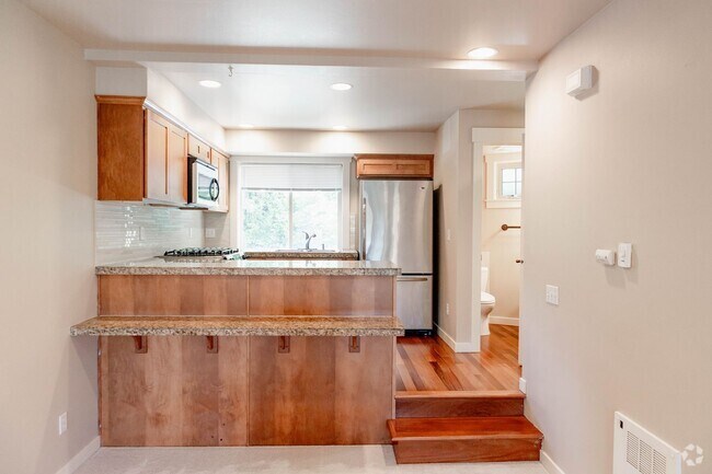 Building Photo - Beautiful townhouse 3 beds 2.5 baths.