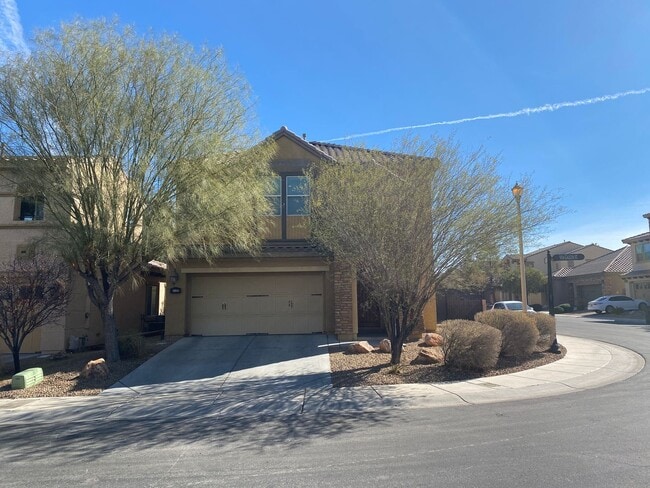 Building Photo - Beautiful 3Bed/3Bath/2Car corner lot home located in the guard gated Tuscany Community