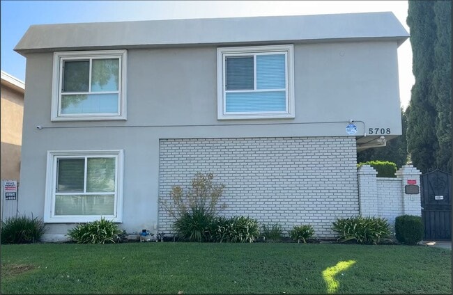 Building Photo - 5708 Woodman Ave Unit 3