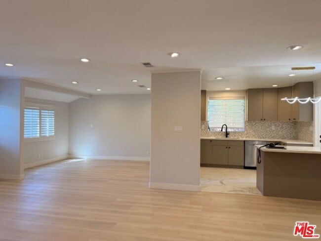 Photo - 14843 Morrison St