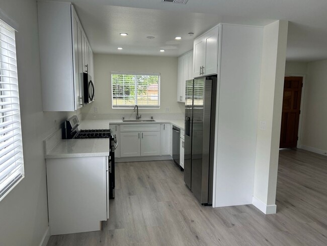 Building Photo - Delong Townhomes Unit 5386