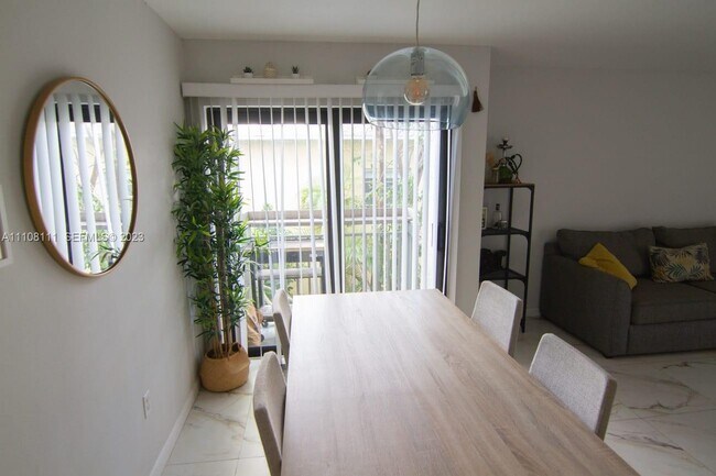 Building Photo - 753 Michigan Ave Unit 3A