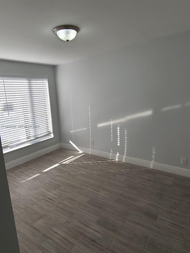 Photo - 2008 NE 4th Ave Unidad R