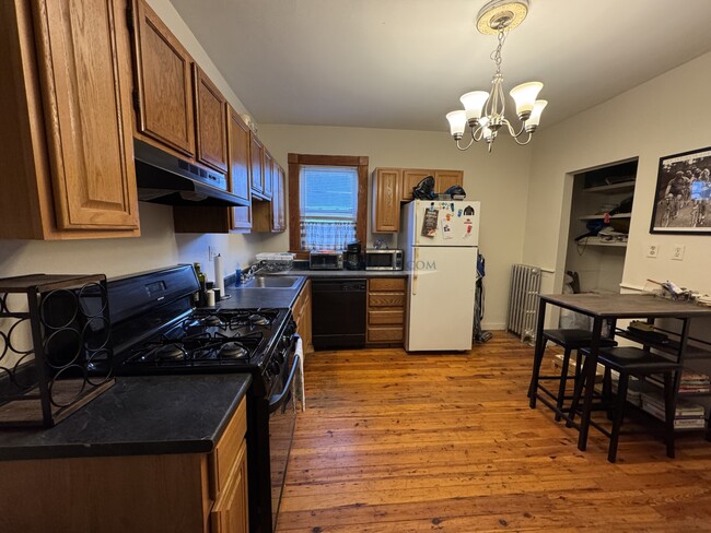 Building Photo - 366 Crescent St Unit 2