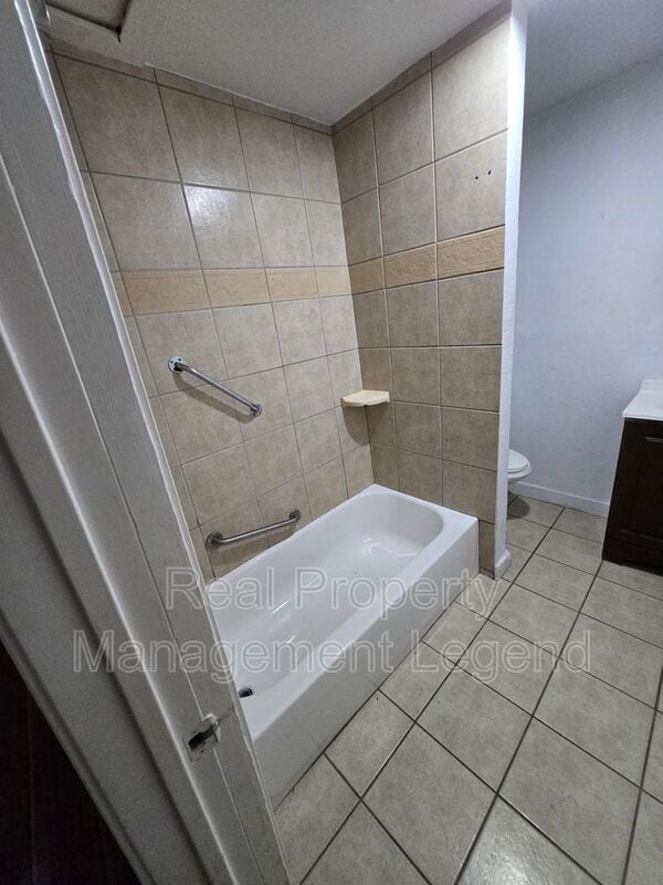 Photo - 933 Gillham Rd