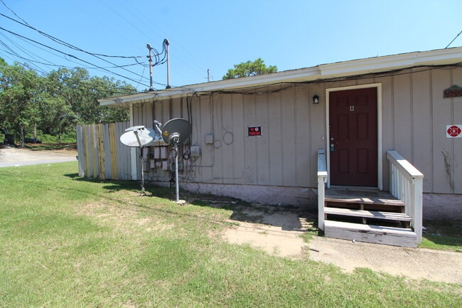Building Photo - 2-Bedroom Apt. with Walk-In Closet & Private Deck Unit B