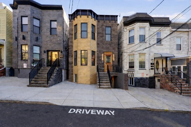 Building Photo - 821 18th St Unit Apt 1