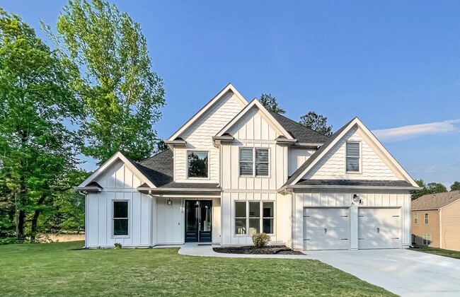 Newer Construction Farmhouse Style Home! - Newer Construction Farmhouse Style Home!