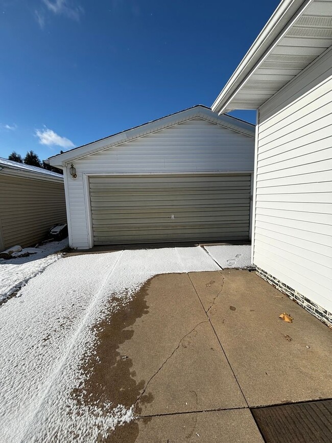 Photo - 3 Bedroom Home w/ Garage in Marion, IA