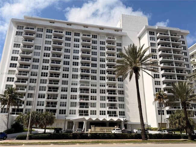 Building Photo - 5700 Collins Ave Unit 11A