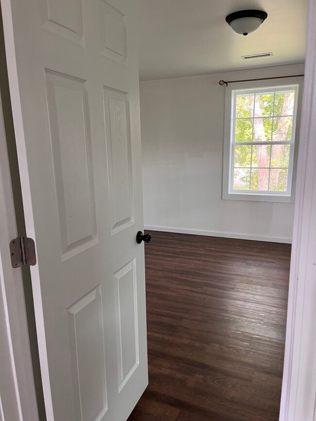 1087 W Main St