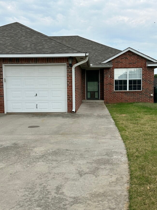 Building Photo - 136 Vinita Dr Rental