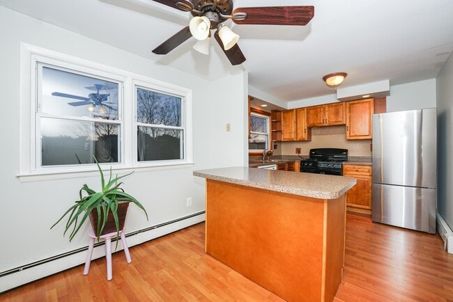 Building Photo - 142 Maple Ave Unit 2 Rental