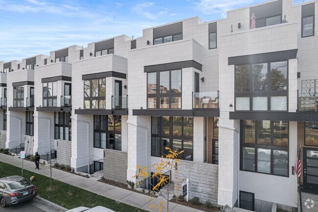 Building Photo - LUX 3BD, 5BA Townhome Near Cherry Creek, C...