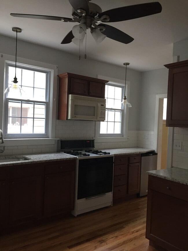 Building Photo - 940 Westcott St Unit 1