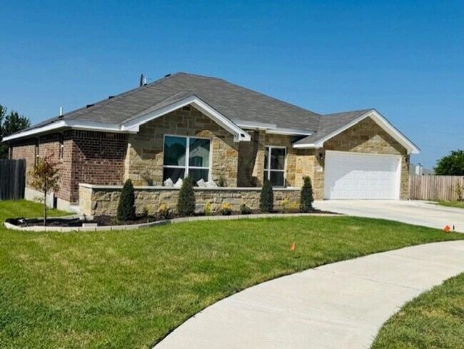 Building Photo - Modern 3-Bedroom Home
