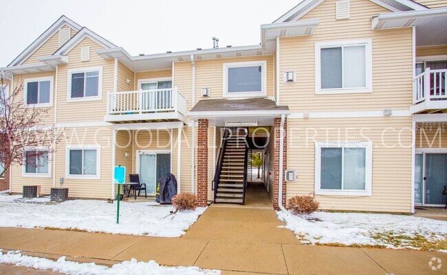 Building Photo - 3 bedroom 2 bath condo in Waukee Unit 44