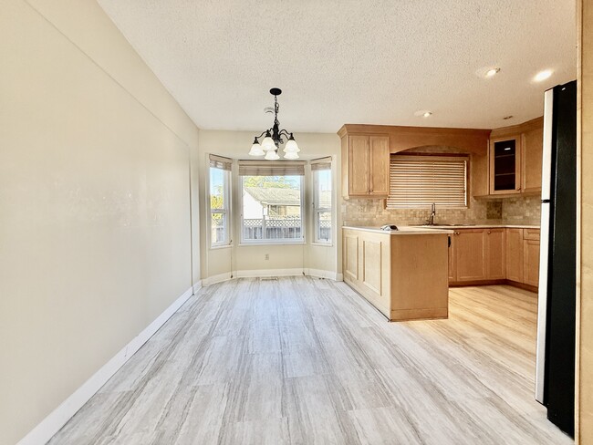 Photo - 9209-9213 213 St