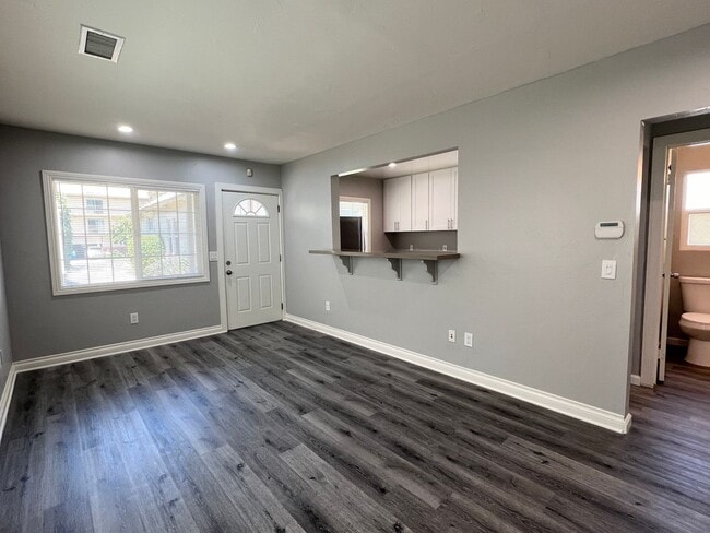 Photo - Beautiful Remodeled 1-Bedroom Cottage w/Central A/C and Parking in Hillcrest