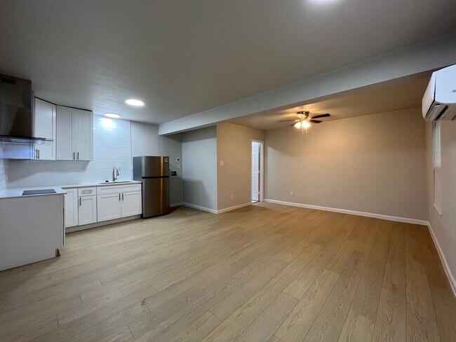 Photo - 825 Elsbeth St