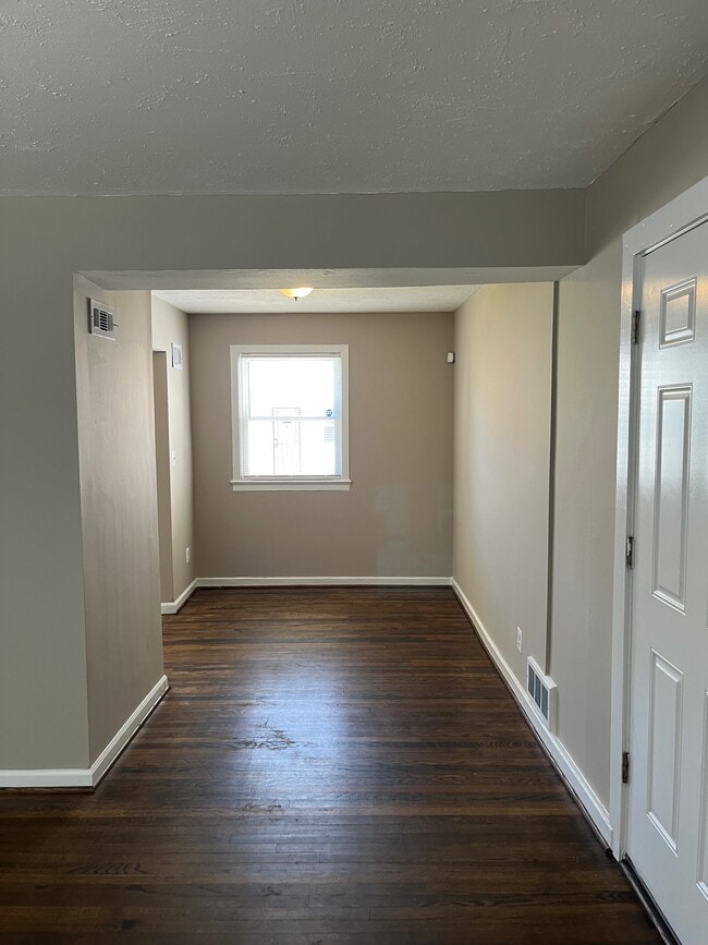 Photo - 2807 Iverson St