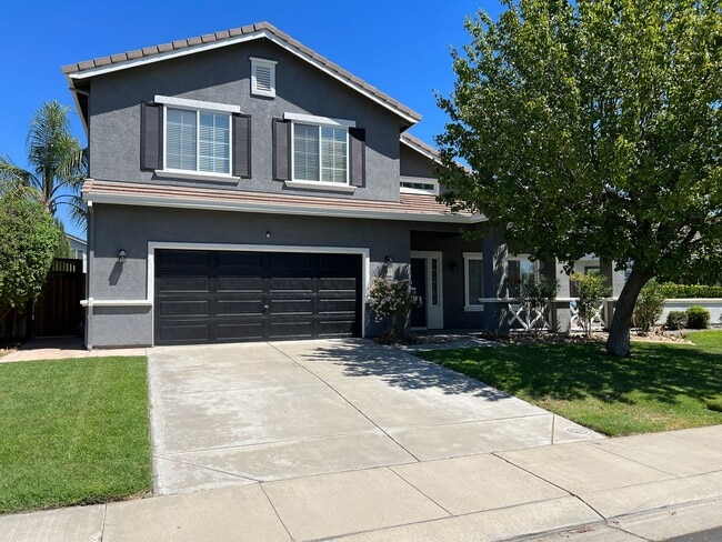 Building Photo - Large 4 bedroom located on a well maintained court!